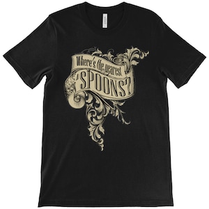Puede incluir: Camiseta negra con un gráfico de estilo vintage que dice "Where's the nearest SPOONS?"