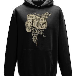 Peut inclure: Sweat-shirt à capuche noir avec un imprimé graphique doré d'une bannière avec le texte "Where's the dearest SPOONS?"