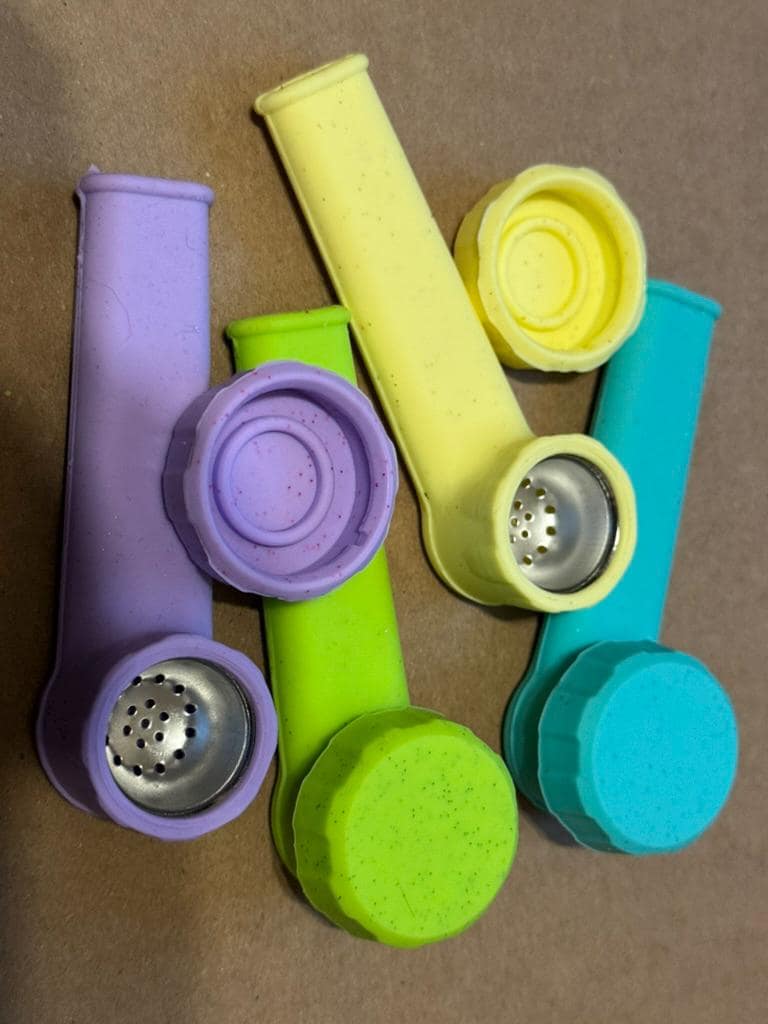 3.5" Silicone Hand Pipe w/ Metal Bowl & Lid - WYN Distribution