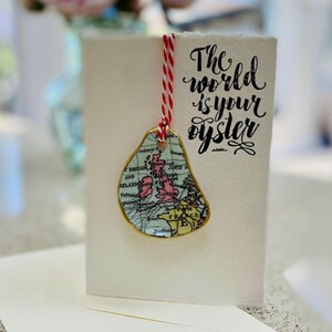 Carte et cadeau The World is Your Oyster | Souvenir unique en forme de coquillage 2 en 1 pour les mariages, l'obtention du diplôme ou un nouvel emploi | Cadeau souvenir suspendu de luxe