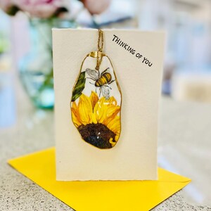 Carte et cadeau Pensez à vous | Carte de voeux unique 2-en-1 tournesol avec écailles d'huîtres amovibles | Cadeau de luxe fait main