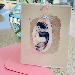Cadeau et carte sirène | Carte UNIQUE 2 en 1 avec ornement coquille d'huître amovible | Cadeau souvenir suspendu de luxe fait main