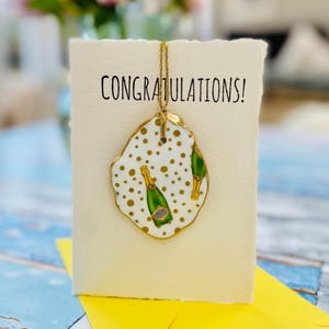 Carte et cadeau FÉLICITATIONS | Carte 2-en-1 unique avec ornement coquille d'huître amovible | Cadeau souvenir suspendu de luxe fait main