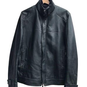 Peut inclure: Veste en cuir noire avec un col montant, une fermeture éclair et deux poches avant. La veste est suspendue à un cintre en bois. Les manches ont des poignets réglables. Fond blanc.