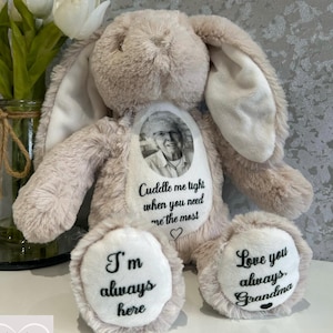 Personalisierter Erinnerungshase | Fotogeschenk | Trauergeschenk | Erinnerungsbär „Eine Umarmung aus dem Himmel“ | Erinnerungsgeschenk