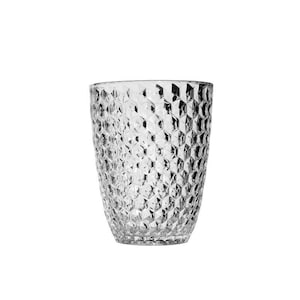 Op de afbeelding: Een transparante glazen tumbler met een textuur van een diamantpatroon.