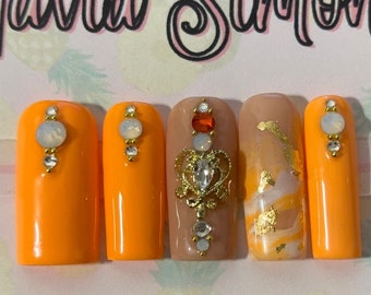 Ongles orange chauds d'été Appuyez sur les ongles comme des ongles en acrylique pour l'été. Ongles orange avec dessins d'ongles. Acheter des clous pour le printemps