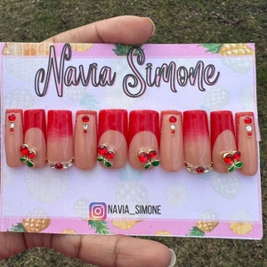 Red Cherry korte vierkante druk op de nagels kort. Glitter french tip op nagels met kersennagelbedels. Druk op nagels doodskist rode gelnagels