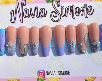 Prensa azul y púrpura en las uñas con Croc Nail Art y dijes plateados - Trendy Aura Nails