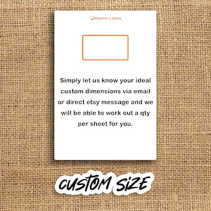 Pu&ograve; includere: Testo bianco su sfondo bianco con bordo nero che dice "Skipton Labels". Sotto il testo c'&egrave; un rettangolo bianco con bordo nero. Sotto il rettangolo c'&egrave; altro testo bianco che dice "Simply let us know your ideal custom dimensions via email or direct etsy message and we will be able to work out a quantity per sheet for you." Sotto il testo c'&egrave; un adesivo nero con testo bianco che dice "CUSTOM SIZE".