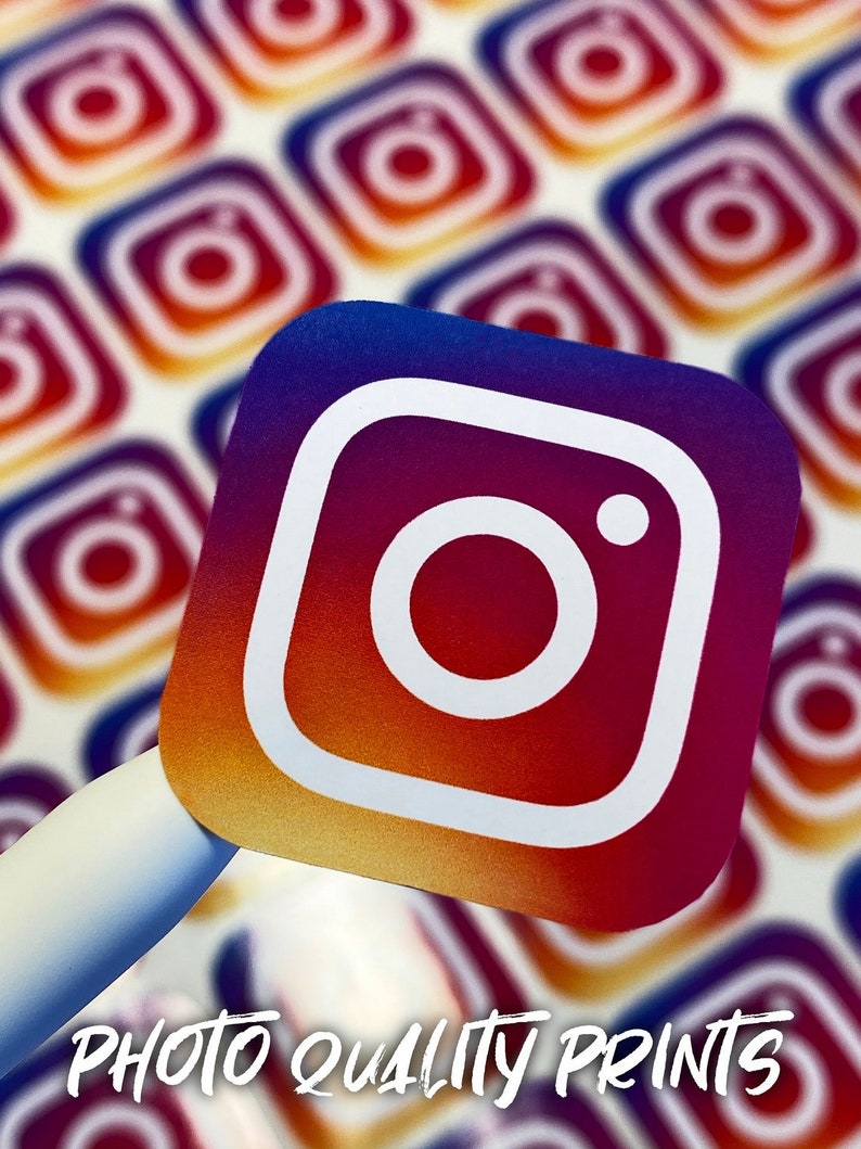 Pu&ograve; includere: Un primo piano di un adesivo con il logo di Instagram. Il logo &egrave; un'icona di una fotocamera bianca con un cerchio bianco all'interno, su uno sfondo sfumato di rosso, arancione, giallo e blu. L'adesivo &egrave; circondato da altri adesivi con il logo di Instagram.