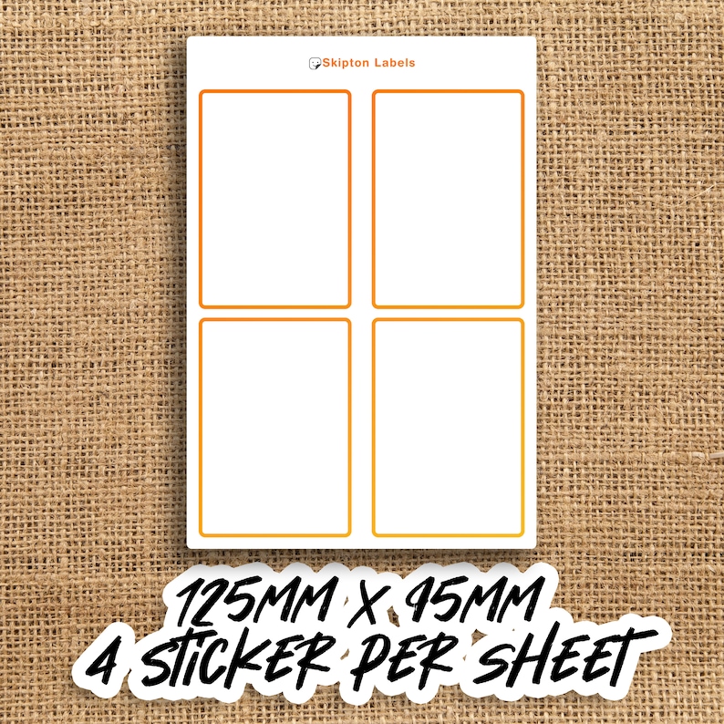 Pu&ograve; includere: Un foglio di carta adesiva bianca con quattro etichette vuote. Ogni etichetta &egrave; bordata di arancione e misura 125 mm x 45 mm. Il testo "125MM x 45MM 4 STICKER PER SHEET" &egrave; stampato nella parte inferiore del foglio.