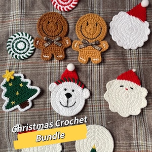 Peut inclure: Un ensemble de 9 dessous-de-verre en crochet sur le thème de Noël avec différents motifs, dont un bonhomme en pain d'épices, un bonhomme de neige, un ours polaire, un sapin de Noël et une canne en sucre d'orge. Les dessous-de-verre sont tous blancs avec des accents rouges et verts. Le texte "Christmas Crochet Bundle" est écrit en jaune sur fond rouge.