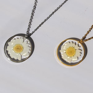 Daisy Resin Necklace, Real Flower Pendant, Pressed Daisy Jewelry, Handmade Floral Necklace, Nature Gift for Her, Botanical Jewelry