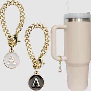 Dije con cadena y letra de la Copa Stanley (BOGO), accesorio para vaso de agua con asa, inicial personalizada, regalo para ella, regalo para el Día de la Madre