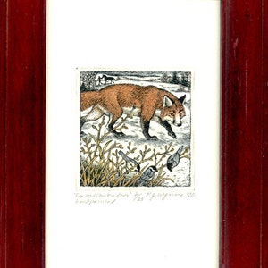 Puede incluir: Una impresión enmarcada de un zorro caminando por un paisaje nevado con tres pájaros pequeños. La impresión se titula "Fox and Chickadees" y está pintada a mano por P.J. Wynne en 2020.