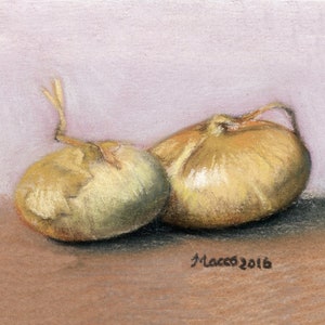 Op de afbeelding: Twee gele uien, waarvan er één een lange stengel heeft, liggen op een houten oppervlak. De uien zijn in een realistische stijl getekend met pastelkleuren.