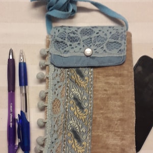 Telefoonzakje beige blauwe pompons