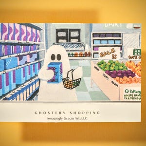 Puede incluir: Ilustración de un fantasma comprando en una tienda de comestibles, sosteniendo una caja de cereales y una cesta. La tienda tiene estantes de productos y productos agrícolas en exhibición. El texto "GHOSTERY SHOPPING" está en la parte inferior.