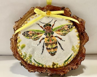 Adorno de rebanada de madera con forma de abejorro