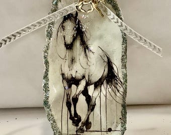 Adorno de concha de ostra con forma de caballo blanco