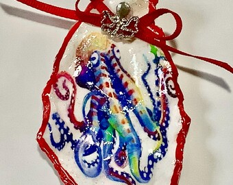 Adorno de concha de ostra con forma de pulpo arcoíris