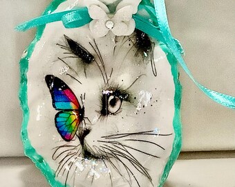 Adorno de concha de ostra con forma de gato y mariposa