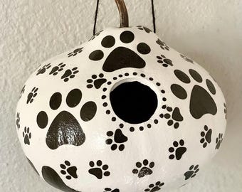 Casa para pájaros con forma de calabaza y huella de pata