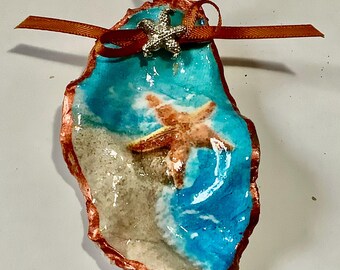 Adorno de concha de ostra con forma de estrella de mar en la playa