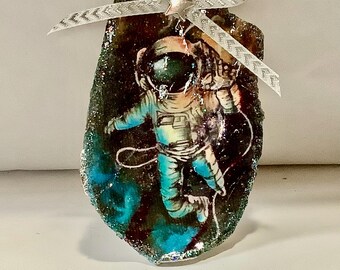 Adorno de concha de ostra con forma de astronauta