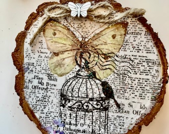 Adorno de rebanada de madera de mariposa