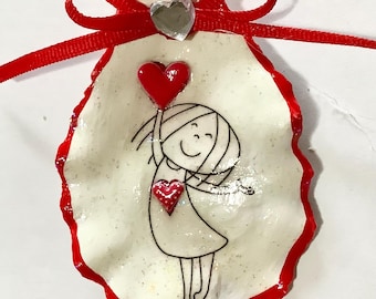 Adorno de concha de ostra de niña con corazones