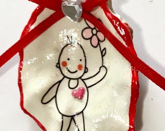 Adorno de concha de ostra con bebé y flor