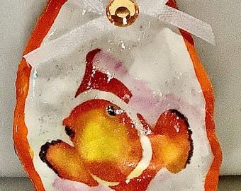 Adorno de concha de ostra con forma de pez payaso