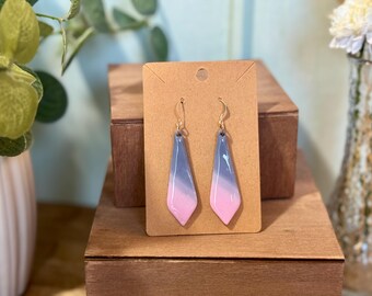 Oudblauwe en roze hangoorbellen