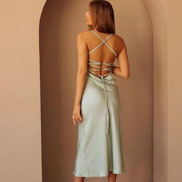 Salbeigrünes Seiden-Midikleid mit Spitzenrücken, hellgrünes schulterfreies Kleid, elegantes pistazienfarbenes Kleid, besonderes Brautjungfernkleid, Hochzeitskleid von Chloe