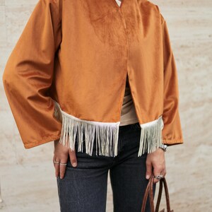 Chaqueta de terciopelo color óxido para mujer Chaqueta corta de terciopelo elegante con ribete de borlas