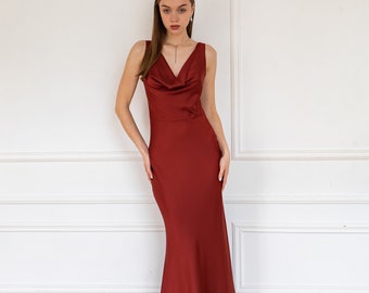 Rostfarbenes Satinkleid. Rotes Rostkleid. Satin-Kuttenkleid lang. Satin-Meerjungfrauenkleid. Kleid mit Wasserfallausschnitt. Maxikleid für Anlässe. Schräges Ballkleid. Paula-Kleid