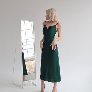 Vestido lencero esmeralda Vestido de cuello vuelto Vestido lencero formal verde Vestido de dama de honor de otoño Vestido esmeralda Vestido de dama de honor de satén Vestido Kelly