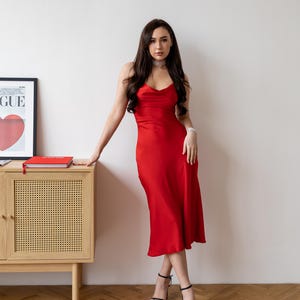 Sukienka na bal maturalny Sukienka na randkę Czerwona sukienka satynowa Czerwona sukienka midi Sukienka z odkrytymi plecami Sukienka z odkrytymi plecami Sukienka Hoco Sukienka półformalna Sukienka Chloe zdjęcie 2