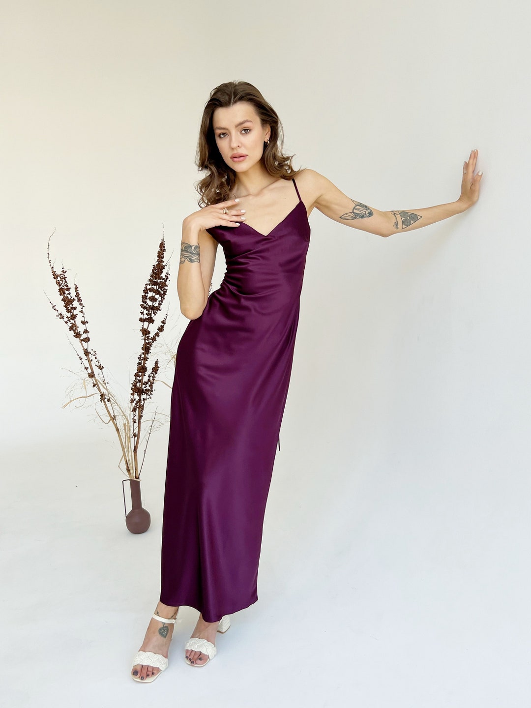 Robe prune Robe en satin Robe cocktail violette Robe de demoiselle