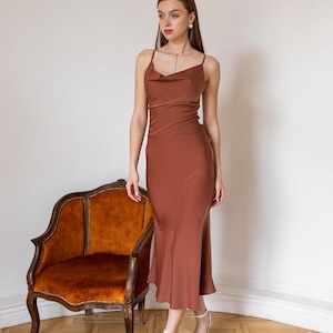 Orange Satin Slip Midikleid mit offenem Rücken Pearch Sunset Slip Kleid Brautjungfernkleid Slip Rückenloses Satinkleid Hochzeitsgästekleid Chloe Kleid Bild 7
