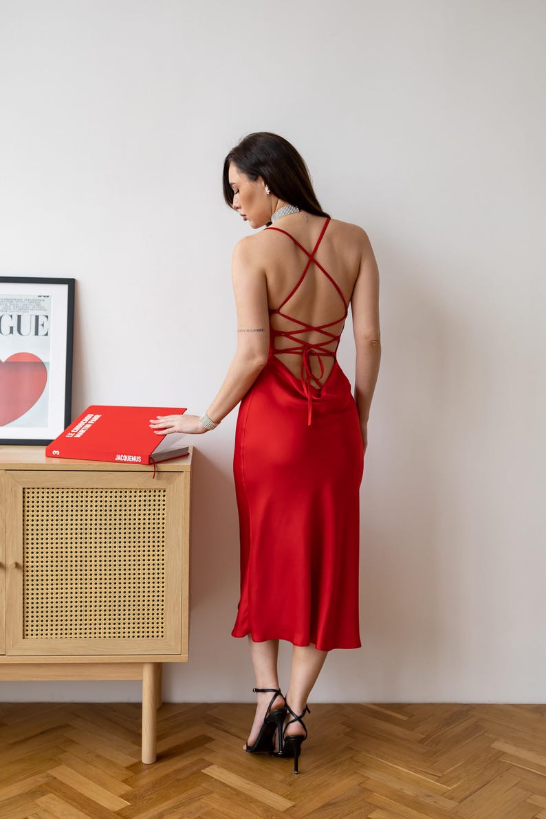 Sukienka na bal maturalny Sukienka na randkę Czerwona sukienka satynowa Czerwona sukienka midi Sukienka z odkrytymi plecami Sukienka z odkrytymi plecami Sukienka Hoco Sukienka półformalna Sukienka Chloe zdjęcie 3