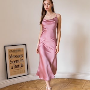 Vestido lencero de seda roja con cuello vuelto Vestido midi de satén Vestido lencero de seda roja Vestido de seda Vestido de satén Vestido lencero de seda Vestido de verano Vestido Kelly Rose pink