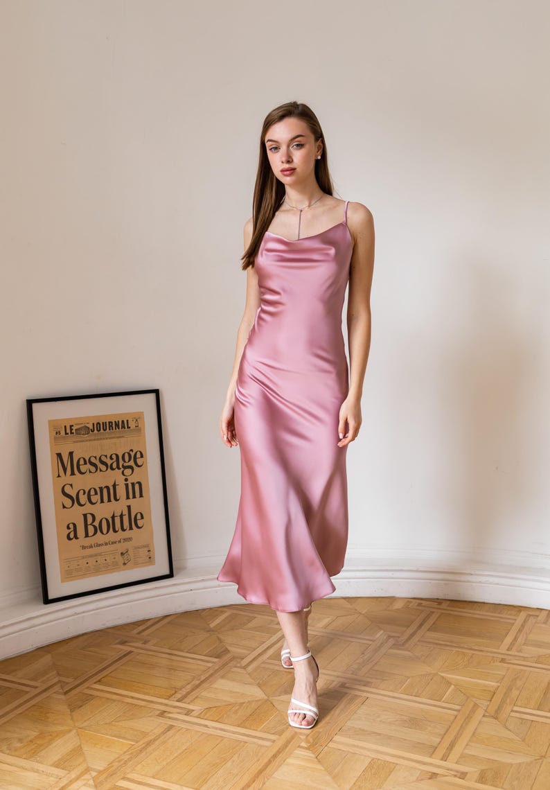 Vestido lencero de seda roja con cuello vuelto Vestido midi de satén Vestido lencero de seda roja Vestido de seda Vestido de satén Vestido lencero de seda Vestido de verano Vestido Kelly Rose pink