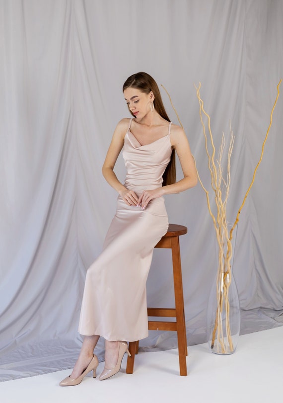 Vestido Kelly Vestido lencero beige satinado cuello vuelto - Etsy España Vestido Kelly Vestido lencero beige satinado cuello vuelto - Etsy España