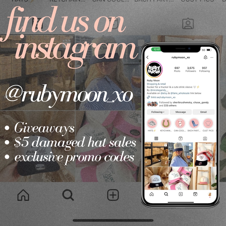 Op de afbeelding: Het scherm van een mobiele telefoon toont een social media pagina voor een bedrijf genaamd Ruby Moon. De pagina heeft een logo met een rode maan en de tekst "Ruby Moon". De pagina bevat ook informatie over het bedrijf, zoals de locatie, contactgegevens en een link naar de website. De pagina bevat ook een call-to-action om het bedrijf te volgen op Instagram. De tekst "find us on instagram @rubymoon_xo" wordt boven het telefoonscherm weergegeven. Onder het telefoonscherm wordt de tekst "Giveaways, &euro;5 beschadigde hoedverkoop, exclusieve promocodes" weergegeven.