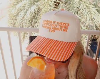 Ciekawe, czy jest tam jakiś Spritz, który też o mnie myśli | Czapka z haftem | Letnia czapka trucker | Pomarańczowa czapka w paski | Spritz |