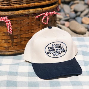 Przepraszam za to co powiedziałem podczas cumowania łodzi | Haftowana czapka | Letnia czapka Trucker | Strój na festiwal country | Kapelusz country | 4 lipca