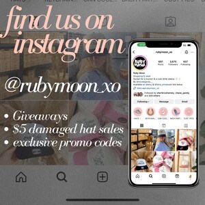 以下が含まれることがあります： Ruby MoonというビジネスのInstagramプロフィールが表示された携帯電話のスクリーンショットです。プロフィール写真は、赤と白のロゴで、「Ruby Moon」と書いてあります。プロフィールは、投稿が697件、フォロワーが3,675人、フォローしている人が937人です。画面のテキストには、「Shopping & retail」と「Sucker for a trucker & a cute drink sleeve」と書いてあります。テキストには、「Available on Etsy & Faire wholesale link below」とも書いてあります。プロフィールには、linktreeのリンクがあります。画面には、帽子の画像のグリッドも表示されています。「Giveaways」、「$5 damaged hat sales」、「exclusive promo codes」というテキストが画面に表示されています。